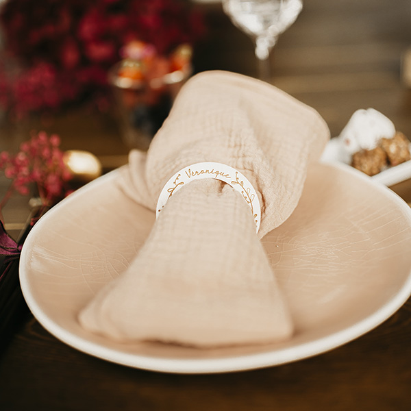 rond de serviette couronne fleurs en papier rose pour baptême mariage