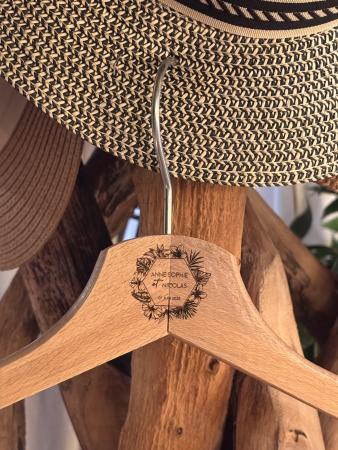 MARIAGE_COLLECTION CHAMPÊTRE 2025_MONSTERA_Cintre gravé_Bois_1